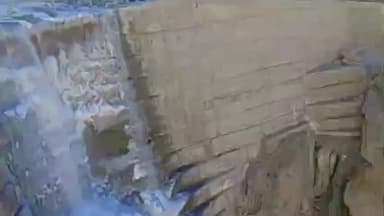 हंगरंग: किन्नौर का मलिंग नाला जमने से वाहनों की आवाजाही के दौरान बना खतरा, वीडियो आया सामने