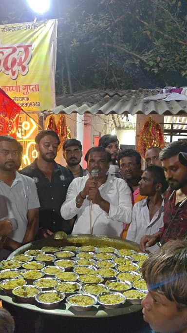 25.10.2025 खिचड़ी वितरण छठ पूजा में नहाए खाए के दिन शनिवार पड़ा सूर्य देव मंदिर मानसरोवर तालाब पर खिचड़ी वितरण