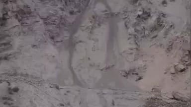 हंगरंग: किन्नौर के लियो सड़क मार्ग पर पहाड़ों से गिर रही सूखी मिट्टी व पत्थर, वाहन चालक बरतें एहतियात -जिप्र