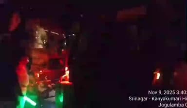 మానవపాడ్: మనోపాడు మండల పరిధిలోని జల్లాపురం స్టేజీ సమీపంలో మిని ట్రావెల్ కు తప్పిన ప్రమాదం