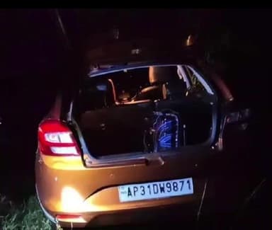 మానవపాడ్: బోరవెల్లి స్టేజీ సమీపంలో అదుపుతప్పిన కారు...డ్రైవర్ కు గాయాలు