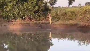 ಇಳಕಲ್: ಕೃಷ್ಣಪುರ ಗ್ರಾಮದ ಹಳ್ಳದಲ್ಲಿ ಪತ್ತೆಯಾದ ಮೊಸಳೆ, ಸೆರೆ ಹಿಡಿಯುವಲ್ಲಿ ಯಶಸ್ವಿಯಾದ ಸ್ಥಳೀಯರು