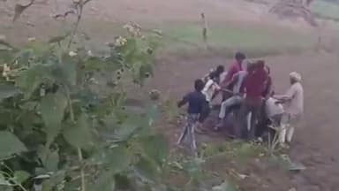 जलेसर: जलेसर क्षेत्र के गांव गोपालपुर में जमीनी विवाद में हुई जमकर मारपीट, वीडियो वायरल, सूचना मिलते ही मौके पर पहुंची पुलिस