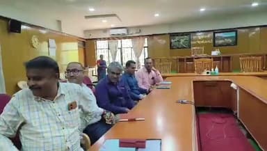 ಬಾಗಲಕೋಟೆ: ರೈತರ ಮುಂದುವರೆದ ಧರಣಿ ಬೆನ್ನೆಲ್ಲೇ, ನಗರದಲ್ಲಿ ಸಕ್ಕರೆ ಕಾರ್ಖಾನೆಗಳ ಮಾಲೀಕರ ಸಭೆ ಕರೆದ ಡಿಸಿ ಸಂಗಪ್ಪ