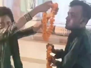 धनौरा: गजरौला में दो साल के प्यार के बाद दिव्यांग प्रेमी से प्रेमिका ने मंदिर में की शादी, वीडियो हुआ वायरल