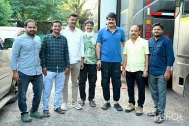 కోడుమూరు: సినీ ప్రముఖులను కలిసి ఆలయ సందర్శనకు ఆహ్వానించిన కోడుమూరు శ్రీ లక్ష్మీవెంకటేశ్వర స్వామి ఆలయ చైర్మన్ ఎద్దుల మహేశ్వర రెడ్డి