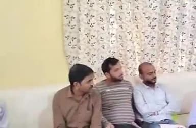 शोहरतगढ़: विधायक विनय वर्मा ने अपने आवास पर आए शिकायतकर्ताओं की समस्याओं को सुनकर किया निस्तारण