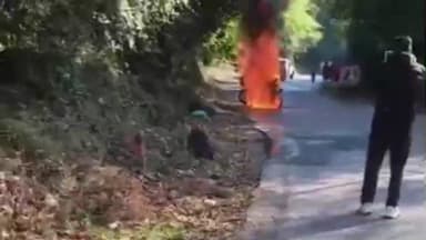 सुंदर नगर: सुंदरनगर करसोग मार्ग पर शीतला माता मंदिर मझरोट के समीप चलती बाइक में लगी अचानक आग, चालक बाल-बाल बचा