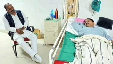 सैफई: सैफई मेडिकल कॉलेज में पूर्व सांसद रघुराज सिंह शाक्य का हाल जानने पहुंचे एटा सांसद देवेश शाक्य