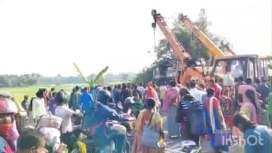 পাঁচলা: গতকাল রাতে আমতা 10 নম্বর পুলের কাছে দুর্ঘটনাগ্রস্ত ডাম্পারটিকে নয়নজুলি থেকে তোলা ক্রেনের সাহায্যে