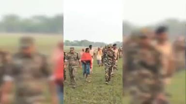 सुल्तानगंज: बिहार विधानसभा चुनाव को लेकर सुलतानगंज पुलिस अलर्ट, दियारा क्षेत्र में तड़के सुबह छापेमारी अभियान चलाया