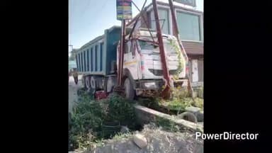 पांवटा साहिब: बिजली के पोल में जा घुसा बेकाबू ट्राला, टला बड़ा हादसा