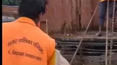 मुगलसराय: गंजी प्रसाद चौराहे से उपजिलाधिकारी/अधिशासी अधिकारी के नेतृत्व में 13 निराश्रित पशु किए गए पकड़े