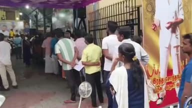 சிவகாசி: ரத்ததானம் வழங்குபவர்களுக்கு அரிசி பை காய்கறி பள்ளி பேக் உள்ளிட்ட பரிசு பொருள் வழங்கியதால் ரத்ததானம் வழங்க குவிந்த நீண்ட வரிசையில் காத்திருந்து ரத்ததான