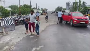 சிவகாசி: நாளை மறுநாள் மக்கள் பயன்பாட்டிற்கு வர உள்ள ரயில்வே மேம்பாலத்தை சுற்றுலாதளம் போல் காண குடும்பத்துடன் வந்து குவிந்த பொதுமக்கள்