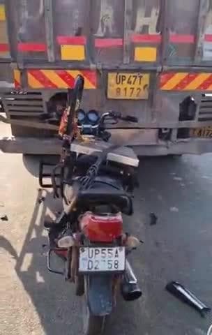 शोहरतगढ़: शोहरतगढ़ के निकट नकथर में गिट्टी लदे ट्रक से मोटरसाइकिल सवार की टक्कर, हुआ गंभीर घायल