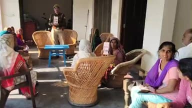 नौगावां सादात: बढ़ते अपराध को देखते हुए नौगांवा थाना पुलिस ने साइबर अपराध के प्रति महिलाओं और युवतियों को किया जागरूक