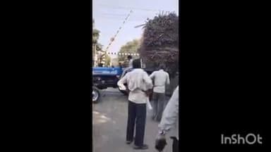 मीरगंज: फतेहगंज पश्चिमी में गन्ना लदा ट्रैक्टर ट्राला रेलवे ट्रैक में फंसा, लगभग एक घंटा बाधित रहा रेल यातायात