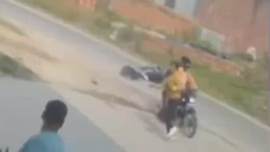 हसनपुर: आदमपुर में दो बाइकों की भीषण टक्कर, VIDEO, तेज रफ्तार के कारण हुआ हादसा, युवक ने भागकर बचाई जान