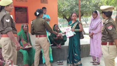 मधुबन: मधुबन इलाके में पुलिस कर्मियों ने मिशन शक्ति के तहत कई जगहों पर चलाया अभियान, महिलाओं और युवतियों को किया जागरूक