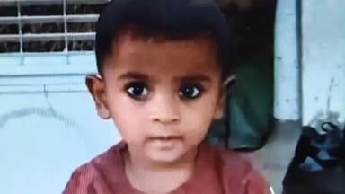 हसनपुर: हसनपुर में पिकअप की टक्कर से मासूम की मौत, मां गंभीर घायल, बाइक खराब होने पर बेटी को लेकर पैदल चल रही थी