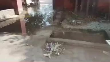 सरकारी क्वार्टर के मेंनं गेट पर पानी पाइप लीकेज होने से पानी भरा पड़ा है आने-जाने में हो रही है परेशानी, रायसिंहनगर