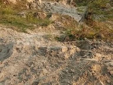 रहरी गांव के बंद में रास्ता में खनन निकलने वाले को परेशान