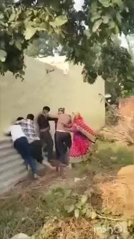 सिकंंदराबाद: चोला थाना क्षेत्र के गांव धमेडा नारा में प्लॉट के विवाद में मां-बेटी की पिटाई, पिटाई का वीडियो सोशल मीडिया पर हुआ वायरल