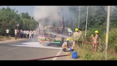 ବିଜେପୁର: ବିଜେପୁର ଗଣ୍ଡପାଲି ରାସ୍ତା ଉପରେ ସର୍ଟ ସର୍କିଟ ହୋଇ ଜଳିଗଲା ଟ୍ରକ ।