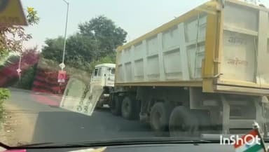 एत्मादपुर: यमुना एक्सप्रेसवे के पास बिना अनुमति के संचालित खनन करने वाले डंपर को एसडीएम ने किया सीज़