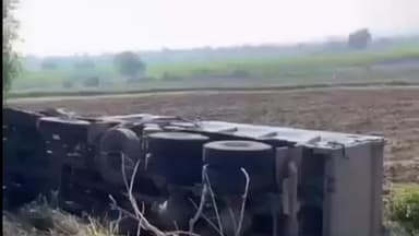 सिलवानी: तेंदूनी नदी के पास डंपर पलटा, ड्राइवर और क्लीनर को मामूली चोटें आईं