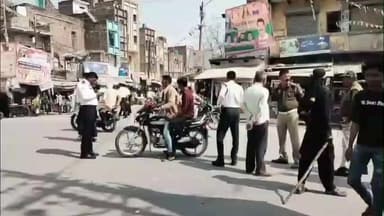 बबेरू: कस्बे के मुख्य चौराहे पर यातायात सुरक्षा अभियान के तहत चलाया गया अभियान, 100 से अधिक वाहनों का किया चालान