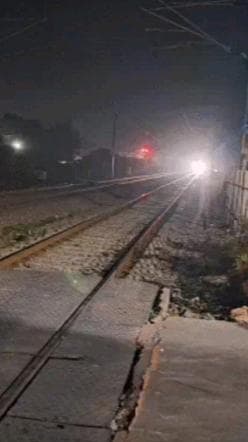 खैरथल में पिकअप ने तोड़ा फाटक, डबल डेकर ट्रेन आउटर पर रुकी, वाहनों की लंबी कतार लगी