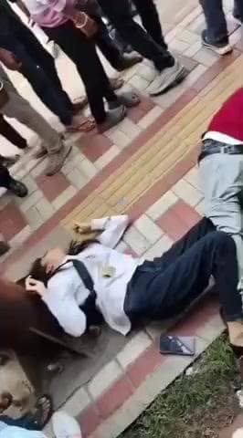 झांसी.... बुंदेलखंड विश्वविद्यालय के मेन गेट के
बाहर करीब 2 बजे गोली चलाई गई #viral#jhansinews#viral #newsupdate 🥺