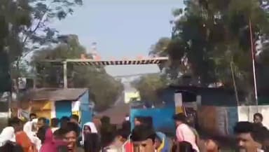 খড়গপুর ১: রেশমি স্পঞ্জ কারখানার দূষণে অতিষ্ঠ খড়্গপুরের বাসিন্দারা! কারখানার গেটে বিক্ষোভ