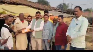 मड़िहान: राजगढ़ क्षेत्र में चार लोगों की चुनार ट्रेन दुर्घटना में मृत्यु पर शहनाई कंस्ट्रक्शन ने 25-25 हजार की मदद की