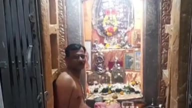 మద్నూర్: బాలాజీ మందిరంలో శ్రావణమాసం సందర్భంగా ప్రత్యేక పూజలు, ప్రభాత్ ఫేరి ముగింపు, పురవీధుల గుండా భజనలు