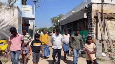 ಲಕ್ಷ್ಮೇಶ್ವರ: ಪಟ್ಟಣದಲ್ಲಿ ಕುಡಿಯುವ ನೀರಿನ ಸಮಸ್ಯೆ ಕುರಿತು ಸ್ಥಳಿಯರೊಂದಿಗೆ ಶಾಸಕ ಡಾ. ಚಂದ್ರು ಲಮಾಣಿ ಸಮಾಲೋಚನೆ