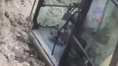 मुगलसराय: नई बस्ती जीटी रोड पर मंदिर की खुदाई के दौरान पोकलेन मशीन दलदल में धंसी, घंटों मशक्कत के बाद निकाली गई बाहर