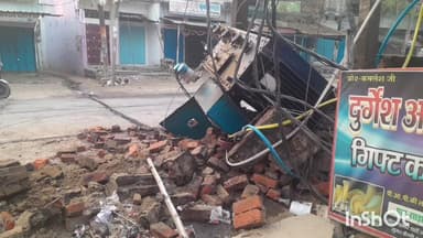 बेल्थरा रोड: पंचफेड़वा मोड पर पिकअप की टक्कर से ट्रांसफार्मर हुआ क्षतिग्रस्त, चालक पिकअप छोड़कर हुआ फरार