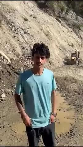 भुंतर: मणिकर्ण घाटी के मणिकर्ण बरशेनी गठिगढ़ में पहाड़ी से भूस्खलन के कारण 4 दिन से सड़क बंद, लोग परेशान; हजारों सैलानी फंसे