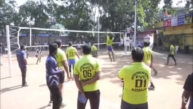 కరీంనగర్: SRR ప్రభుత్వ డిగ్రీ కళాశాలలో వాలీబాల్ టోర్నమెంట్, 30 జట్లకు చెందిన క్రీడాకారులు, హజరైన టూటౌన్ సిఐ సృజన్ రెడ్డి