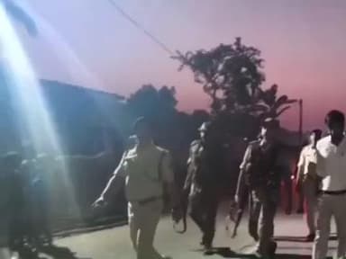 टेढ़ागाछ: टेढ़ागाछ थाना क्षेत्र में आगामी विधानसभा चुनाव को लेकर निकाला गया फ्लैग मार्च