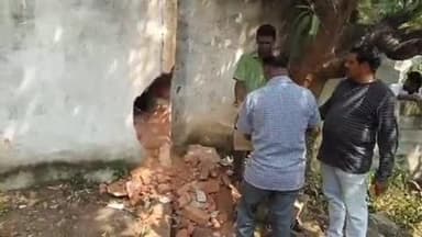 பேரணாம்பட்டு: ஏரிகுத்தி கிராமத்தில் மதுபான கடையின் பின்புறம் சுவரை உடைத்து பத்தாயிரம் ரூபாய் மதிப்புள்ள 50 மது பாட்டில்கள் திருட்டு