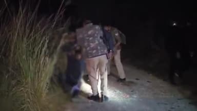 मुहम्मदाबाद गोहना: पुलिस मुठभेड़ में अभियुक्त के पैर में लगी गोली, हत्या के आरोपियों को अवैध तमंचा, पिस्टल व कारतूस के साथ गिरफ्तार