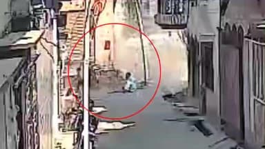 नौगावां सादात: नौगांवा में दर्दनाक हादसा, गैस सिलेंडर ब्लास्ट में एक बच्चे की मौत, दो घायल, सीसीटीवी कैमरे में कैद