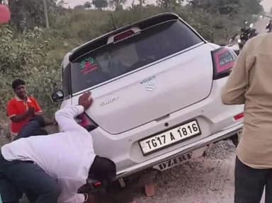 పిట్లం: పిట్లం - బాన్సువాడ వైపు వెళ్తున్న కారు అదుపు తప్పింది, ప్రమాదవశాత్తు ఎవరికి గాయాలు కాలేవు , స్థానికులు