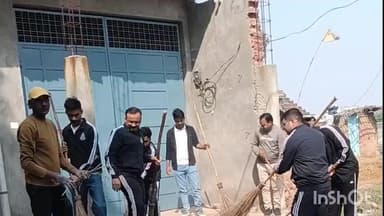 बिसौली: संग्रामपुर गांव में 6 प्रशिक्षु अधिकारियों की टीम ने गांव का जाना हाल और किया श्रमदान