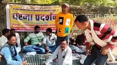 गरौठा: स्वास्थ्य केंद्र में लापरवाह चिकित्सक को हटाने के लिए पत्रकारों ने धरना दिया, राज्यमंत्री हरगोविंद कुशवाहा को सौंपा ज्ञापन