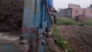 नौतन दुबे में रोड खराब होने से दो टैक्टर की घटना होने से बच्ची #